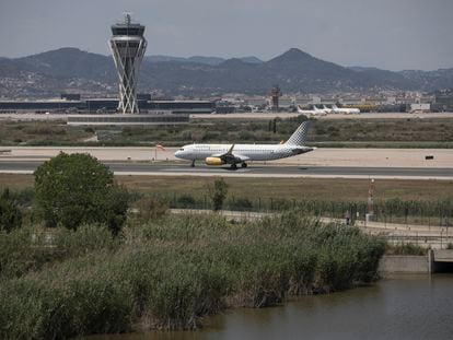 La pista 3 del aeropuerto de Barcelona junto a la finca La Ricarda.