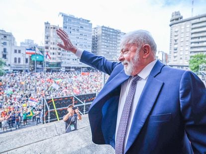 El presidente brasileño, Lula da Silva, saluda a la multitud que se acercó a escucharlo durante su visita de esta semana a Montevideo, Uruguay.