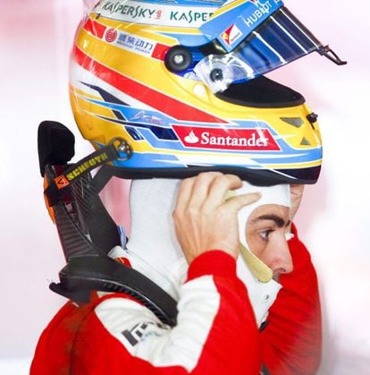 Fernando Alonso se pone el casco en boxer