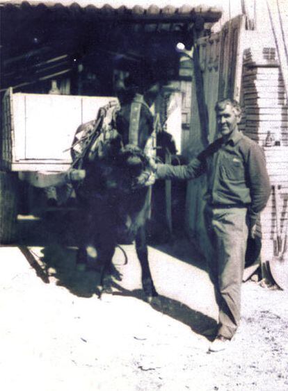José Ramírez, con su burro, en los años cincuenta.