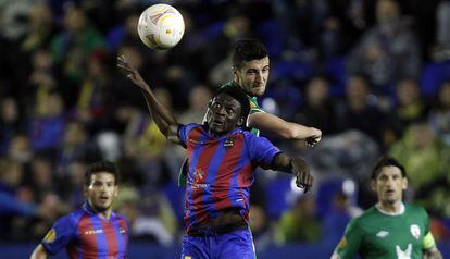 El español del Rubin Kazán Iván Marcano pelea el blaón con el jugador del Levante Martins.