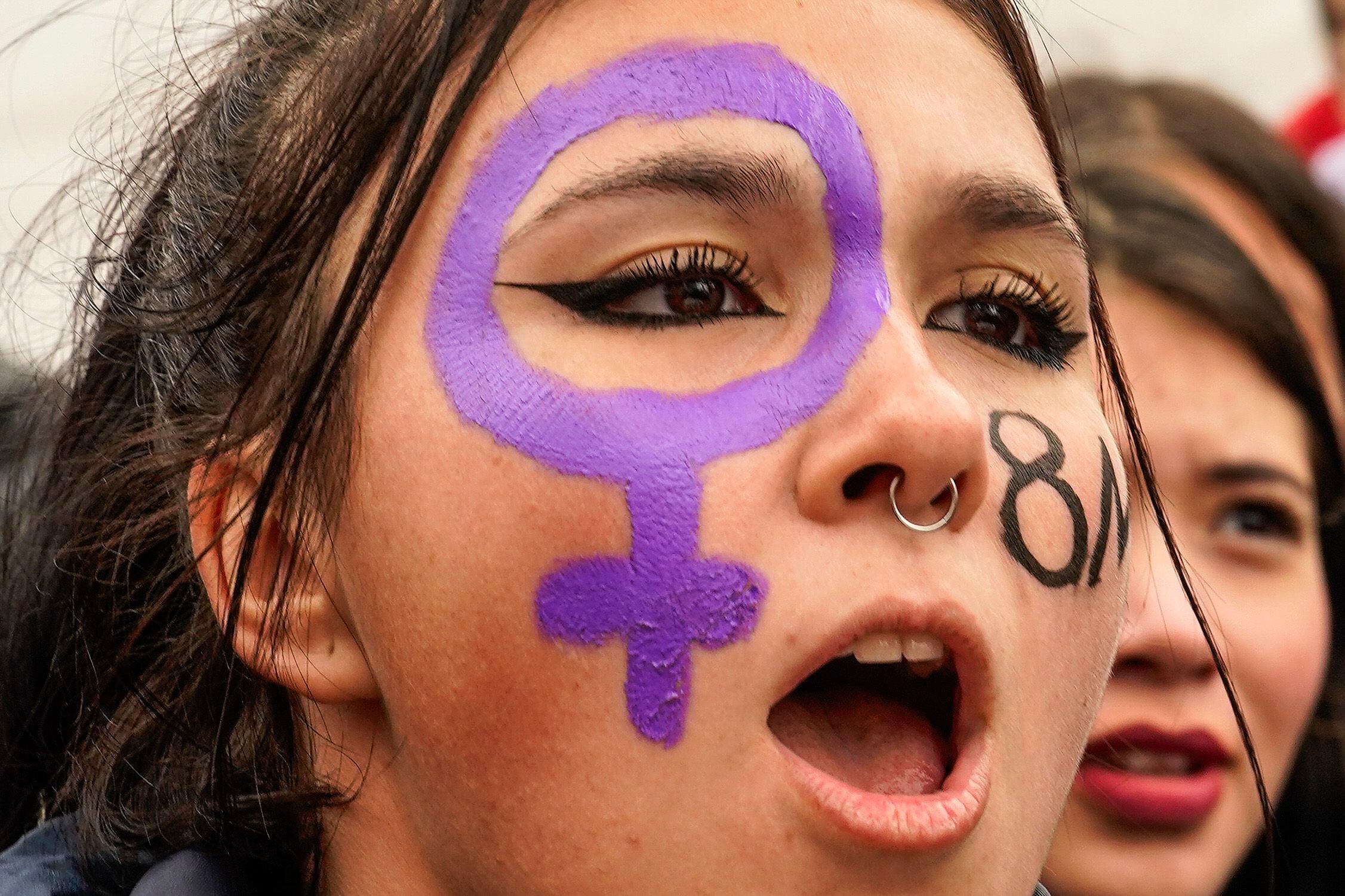 Una joven con la cara pintada participaba en la manifestación estudiantil en Madrid, este viernes.