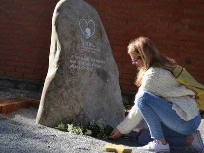 Guida Rubio, presidenta de la asociación Anhel, en el memorial dedicado a perinatales del Cementerio de Sant Cugat. 