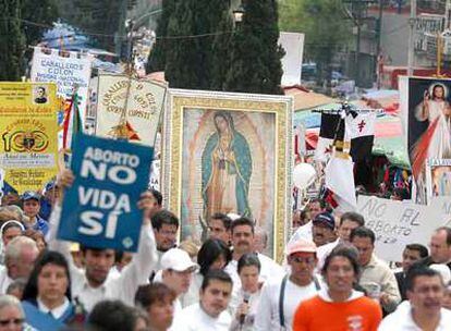 Miembros de diversas organizaciones católicas se manifestaron el domingo contra el aborto en México.