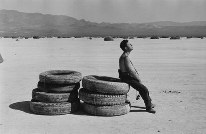 Elliot Erwitt en el desierto de Nevada, en 1960.