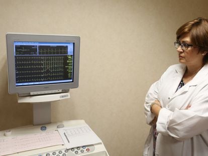 Una cardióloga revisa un electrocardiograma.