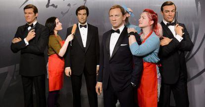 Dos empleadas del Museo de Madame Tussauds de Londres limpian las figuras de cera de los actores que han interpretado a James Bond.