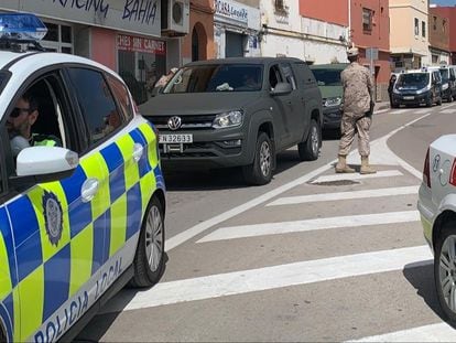 Agentes de la Policía Local, el Ejército y la Policía Nacional vigilan Algeciras en los días del confinamiento por la crisis del coronavirus