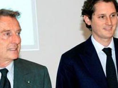 El presidente saliente, Luca Cordero di Montezemolo llega con John Elkann, nuevo presidente de Fiat, a una rueda de prensa en Turín, hoy, martes 20 de abril.