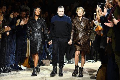 Naomi Campbell, Kim Jones y Kate Moss en el desfile de Louis Vuitton.