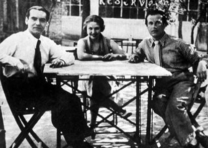 Alberti, a la derecha, con María Teresa León y García Lorca, en un bar hacia 1930, del Archivo Manuel Ángeles Ortiz.