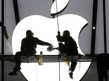 Trabajadores en las instalaciones de una tienda de Apple en China.