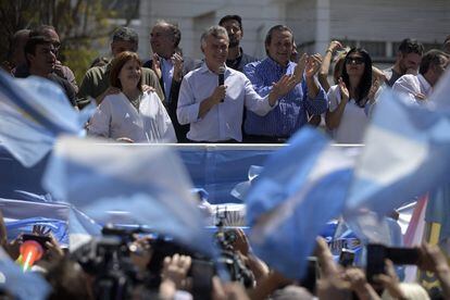 El expresidente de Argentina Mauricio Macri habla a sus seguidores minutos antes de presentarse ante un juez en una investigación por presunto espionaje.