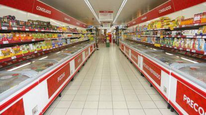 Interior de un supermercado Dia en España.