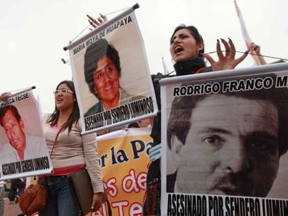 Universitarios peruanos se manifiestan en Lima contra el terrorismo. 