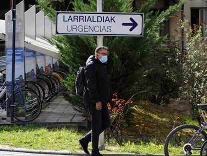 Un hombre pasea en el perímetro del hospital de Txagorritxu, en Vitoria.