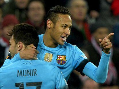 Munir abraça Neymar després del seu gol a San Mamés.