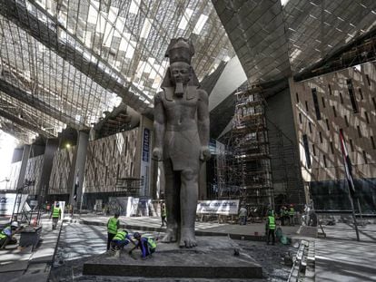 Tareas de limpieza en una sala del Gran Museo Egipcio de Guiza, donde se levanta una estatua gigante del faraón egipcio Ramsés II.