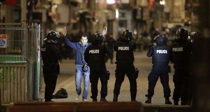 Un transe&uacute;nte levanta los brazos frente a la polic&iacute;a el pasado noviembre en el suburbio de Saint-Denis, Par&iacute;s.