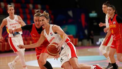 Queralt Casas ante la montenegrina Lana Vukcevic durante el partido de la fase de grupos del Eurobasket femenino este viernes en Tel Aviv.
