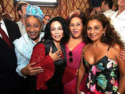 De izquierda a derecha, la cantante Teresa Caturla; la gerente del cabaret Las Vegas, Olga Navarro; la cantante Soledad Delgado, y Lolita, durante el homenaje realizado a Lola Flores en La Habana.