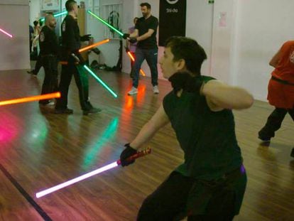 En vídeo, la academia de lucha de sable láser Ludosport en Madrid.