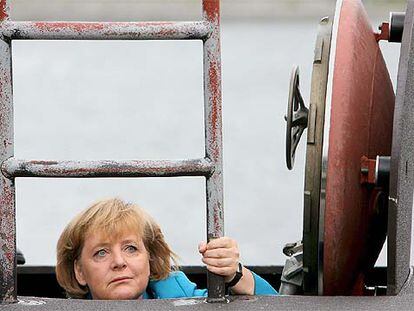 La canciller alemana Angela Merkel entra en un submarino en Rostock-Warnemuende.