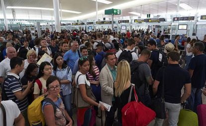 Colas en los controles de seguridad, el pasado mes de agosto, en el Aeropuerto de Barcelona-El Prat.
