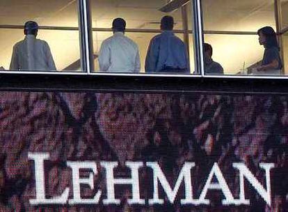 Trabajadores de Lehman Brothers, entidad de la que tres cajas vascas tienen 169 millones en bonos.