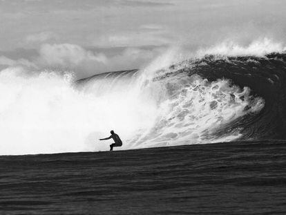 El periodista William Finnegan en una de las miles de olas que ha surfeado.