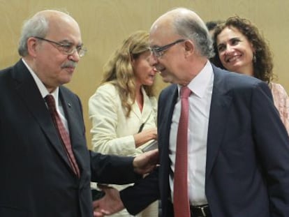 El ministro de Hacienda, Crist&oacute;bal Montoro, saluda al consejero de Econom&iacute;a de la Generalitat, Andreu Mas-Colell, en el &uacute;ltimo Consejo de Pol&iacute;tica Fiscal y Financiera. 