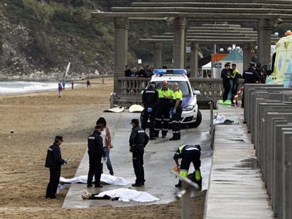 Los cuerpos de los dos jóvenes tendidos en la playa de Zarautz.