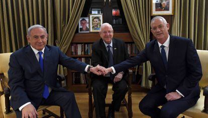 Benjamín Netanyahu saluda a Benny Gantz en presencia del presidente de Isarel, Reuven Rivlin.