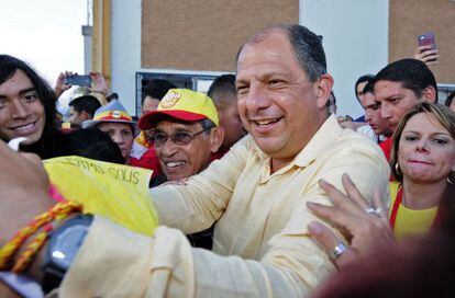 El opositor Luis Guillermo Solís saluda a sus seguidores.