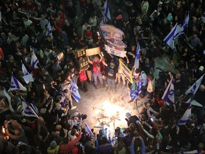 Cientos de personas protestan ante el cuartel militar de Kirya, en Tel Aviv, este sábado.