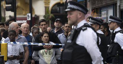 Vecinos de Londres se acercan a las zonas acordonadas por el atentado, este domingo. 