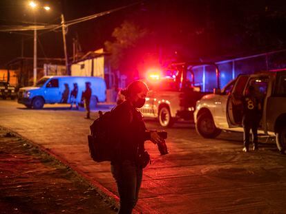 La fotoperiodista Aimeé Melo trabaja en el lugar de un asesinato, en Tijuana, el pasado 26 de enero.