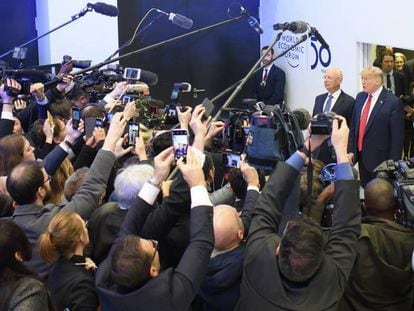Donald Trump a su llegada a Davos, este martes . En vídeo, declaraciones de Von der Leyen sobre la sostenibilidad de la economía.