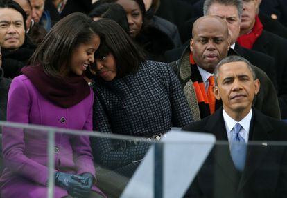 Malia Obama y Michelle Obama intercambian unas palabras durante la ceremonia de toma de posesión.