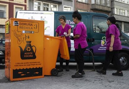 Las Mulleres Colleiteiras recogen aceite usado de uno de los contenedores instalados en el barrio de Montealto (Coruña).
