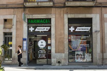 El nº 62 de la calle Taulat, hoy una farmacia, donde vivió Agustí Carreras.