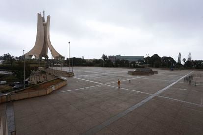 Explanada vacía del monumento de los Mártires, en Argel tras la orden de confinamiento decretada por el Gobierno, el martes 24 de marzo.