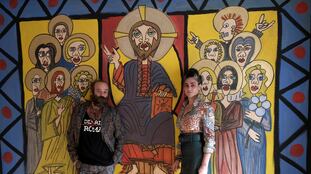 Israel Sastre e Inés Álvarez, en una sala de su especial museo.