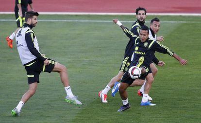Thiago controla el bal&oacute;n en un entrenamiento de Espa&ntilde;a.