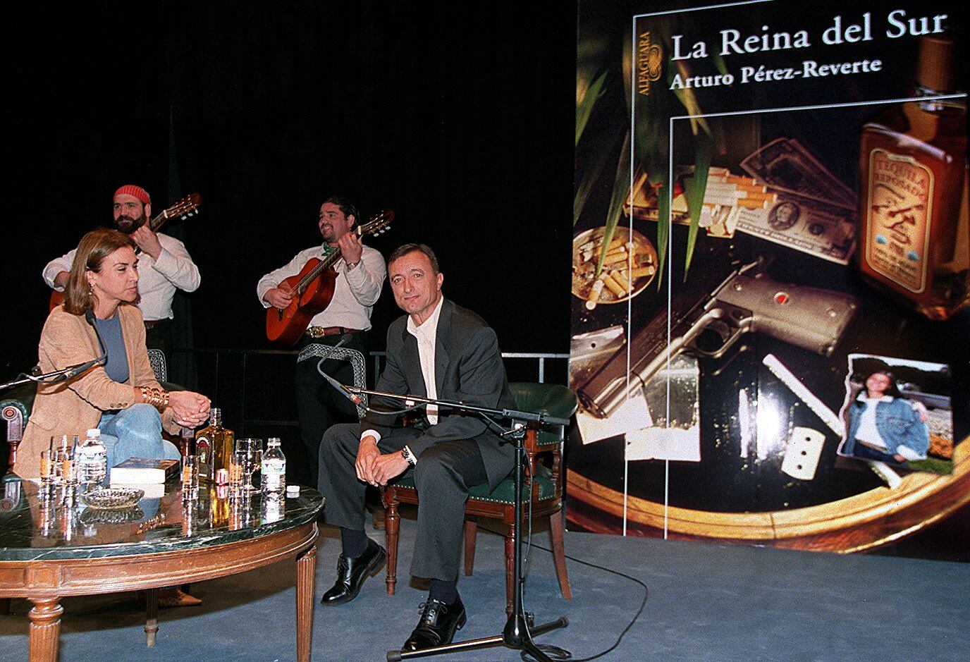 Arturo Pérez-Reverte y Carmen Posadas, en el Círculo de Bellas Artes, presentando 'La Reina del Sur', con mariachis al fondo.