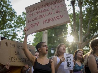 FOTO: Manifestación en Sevilla contra de la decisión de la Audiencia de Navarra de dejar en libertad a los miembros de La Manada, el pasado 23 de junio. / VÍDEO: Claves del caso.