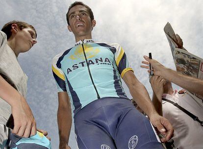 Contador junto a algunos aficionados en Limoges