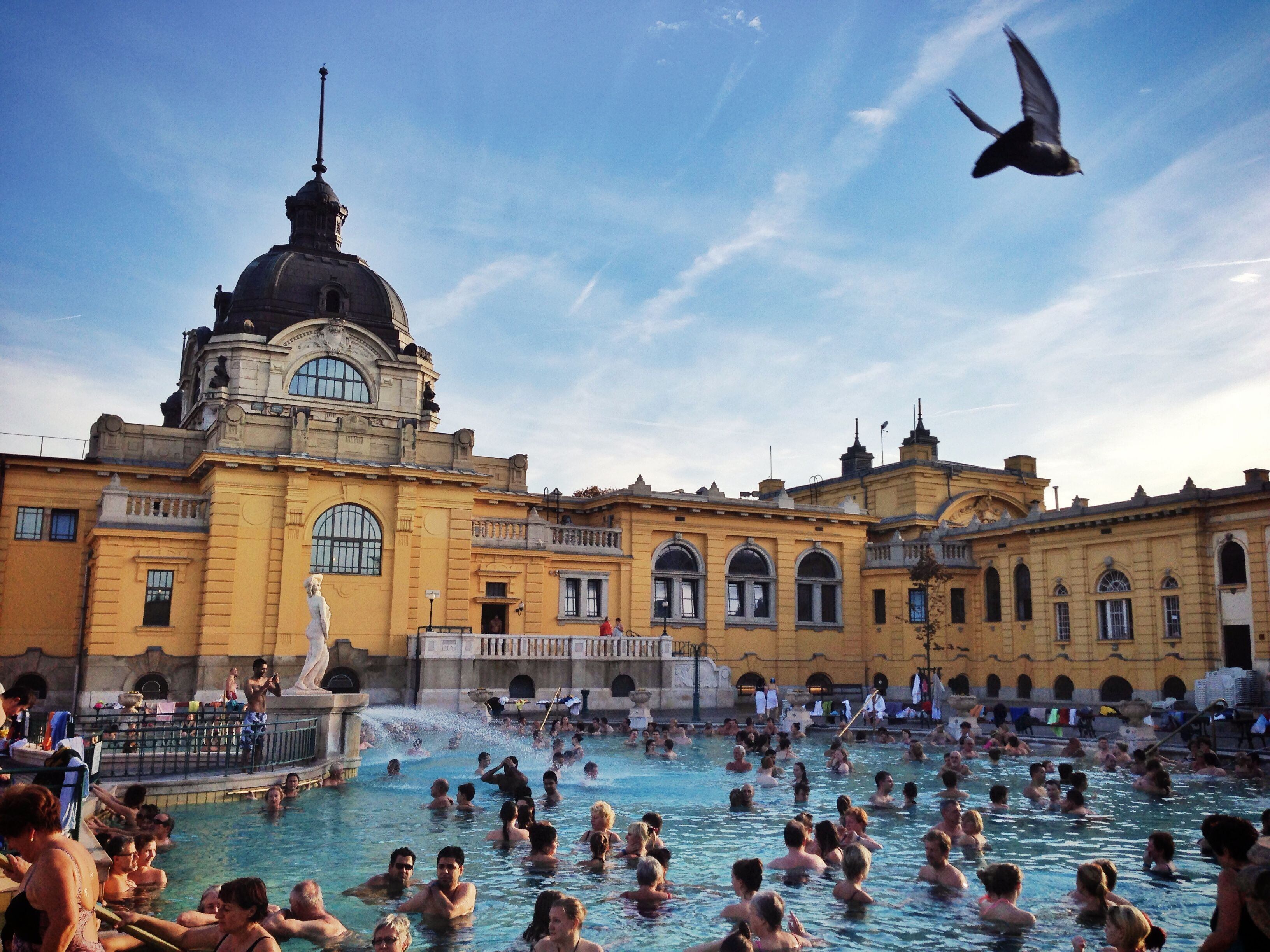 Una de las piscinas de los baños Széchenyi, en Budapest (Hungría).