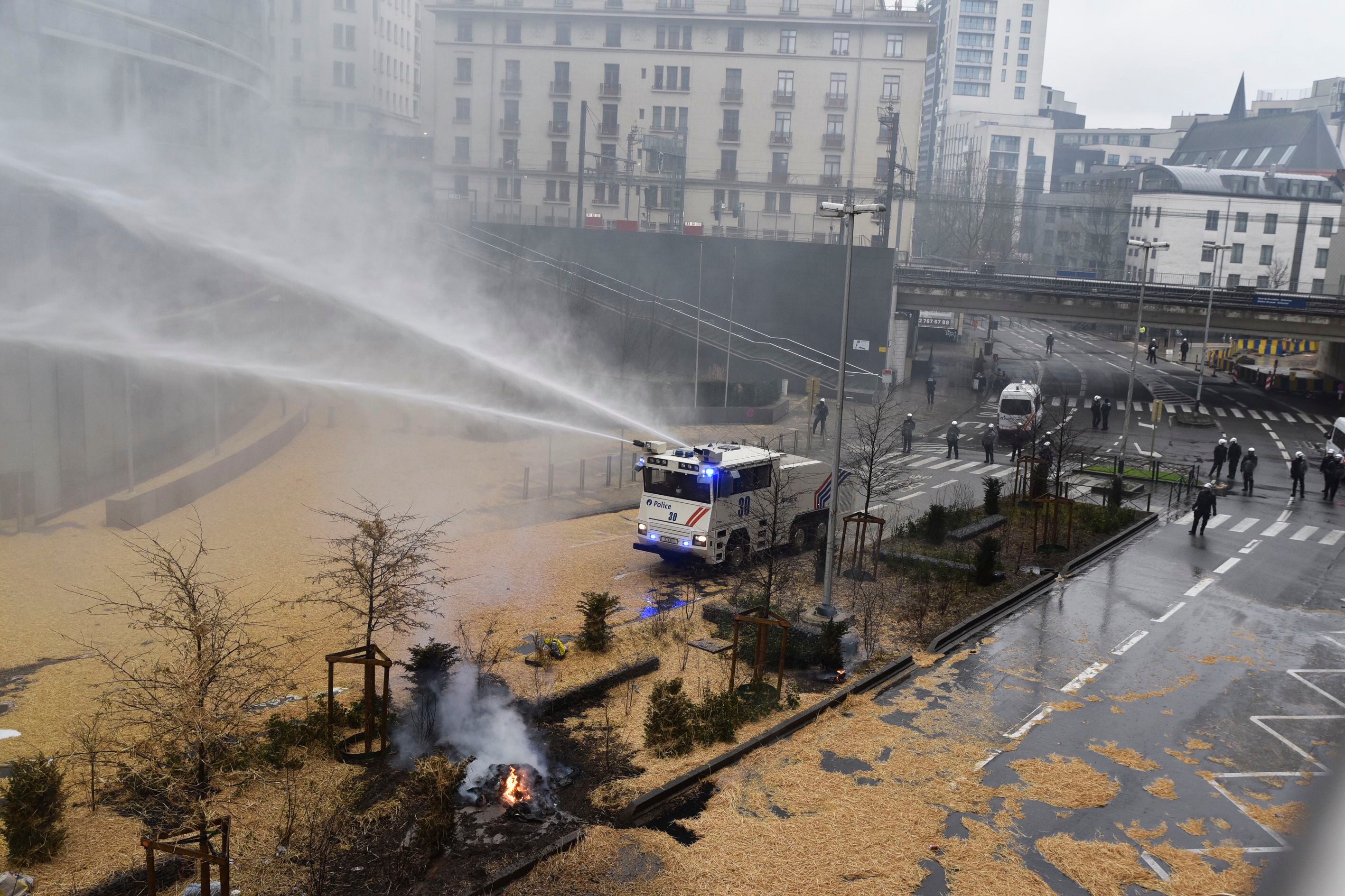 Un camión con cañones de agua a presión es utilizado por la policía durante la protestas de agricultores en Bruselas, este lunes. 