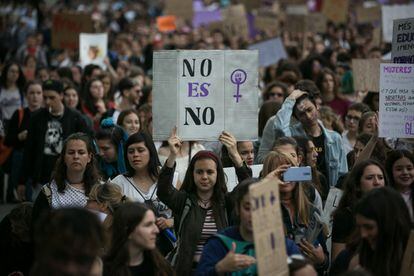 Una pancarta dice 'No es no' durante la protesta de estudiantes contra la sentencia de La Manada en Barcelona.